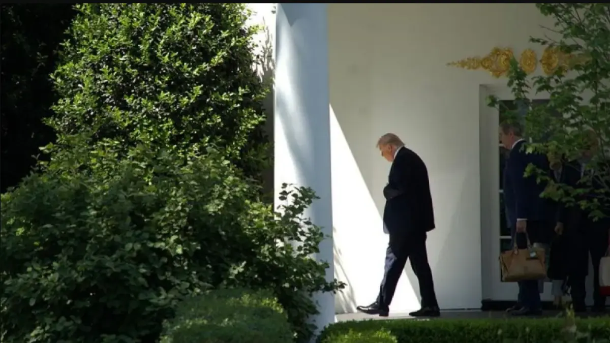 Presiden AS Donald Trump berjalan menuju halaman selatan Gedung Putih di Washington, DC, Amerika Serikat belum lama ini. Trump memutuskan untuk berdamai dengan Iran.