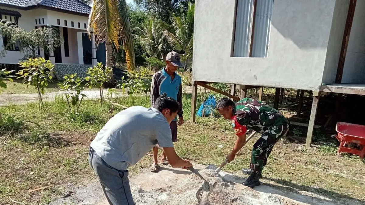 RTLH : Babinsa Koramil 1206-03/Batang Lupar melaksanakan kegiatan gotong royong bersama masyarakat dalam merehabilitasi Rumah Tak Layak Huni (RTLH) milik warga di Desa Sepandan. 