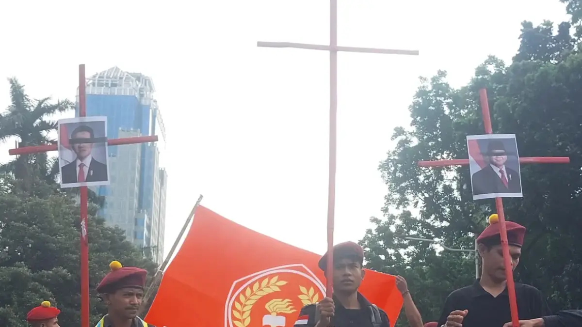 SALIB MERAH: PMKRI gelar aksi demo dengan memasang foto Prabowo Gibran di Salib merah di Monas, Jakarta Pusat, Rabu (27/6). (Ryandi Zahdomo/JawaPos.com)