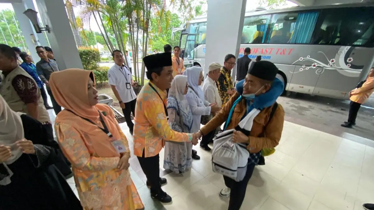 SAMBUT: Wakil Wali Kota Pontianak Bahasan menyambut kedatangan para jemaah haji asal Pontianak yang tiba di Asrama Haji Batam, Rabu (17/6). /IST