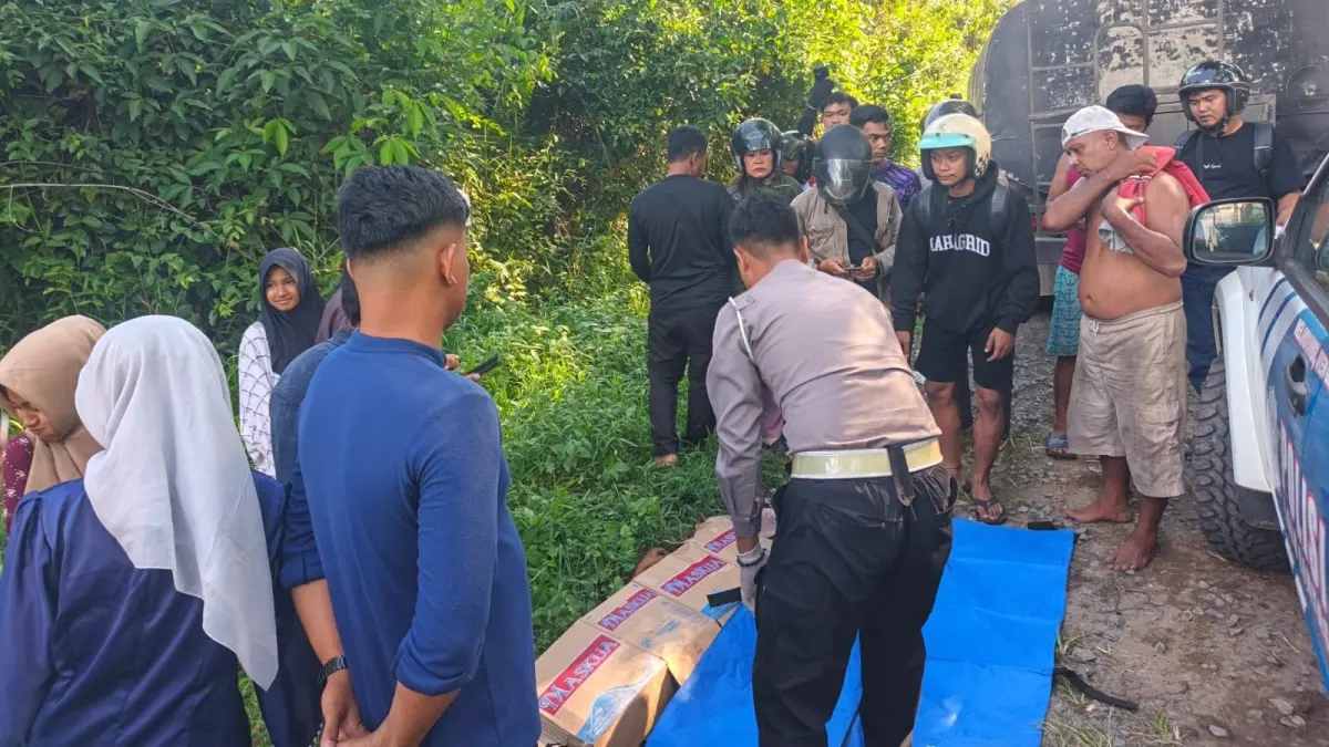 Satlantas Polres Kubu Raya mengevakuasi korban kecelakaan di Desa Ambawang Kuala, Kecamatan Sungai Ambawang, Rabu (17/6). (ISTIMEWA)