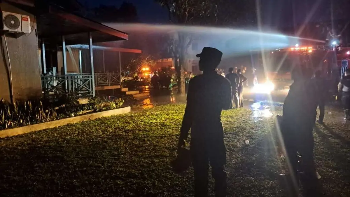 Tim polres Sanggau dan Damkar Bersama warga mencoba memadamkan api pada Selasa (16/6). (ISTIMEWA)