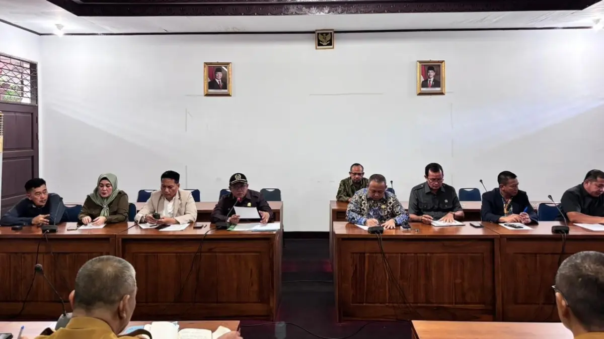Unsur pimpinan dan anggota DPRD Kabupaten Mempawah melaksanakan pertemuan bersama pihak Pertamina, pengelola SPBU, serta pemkab.