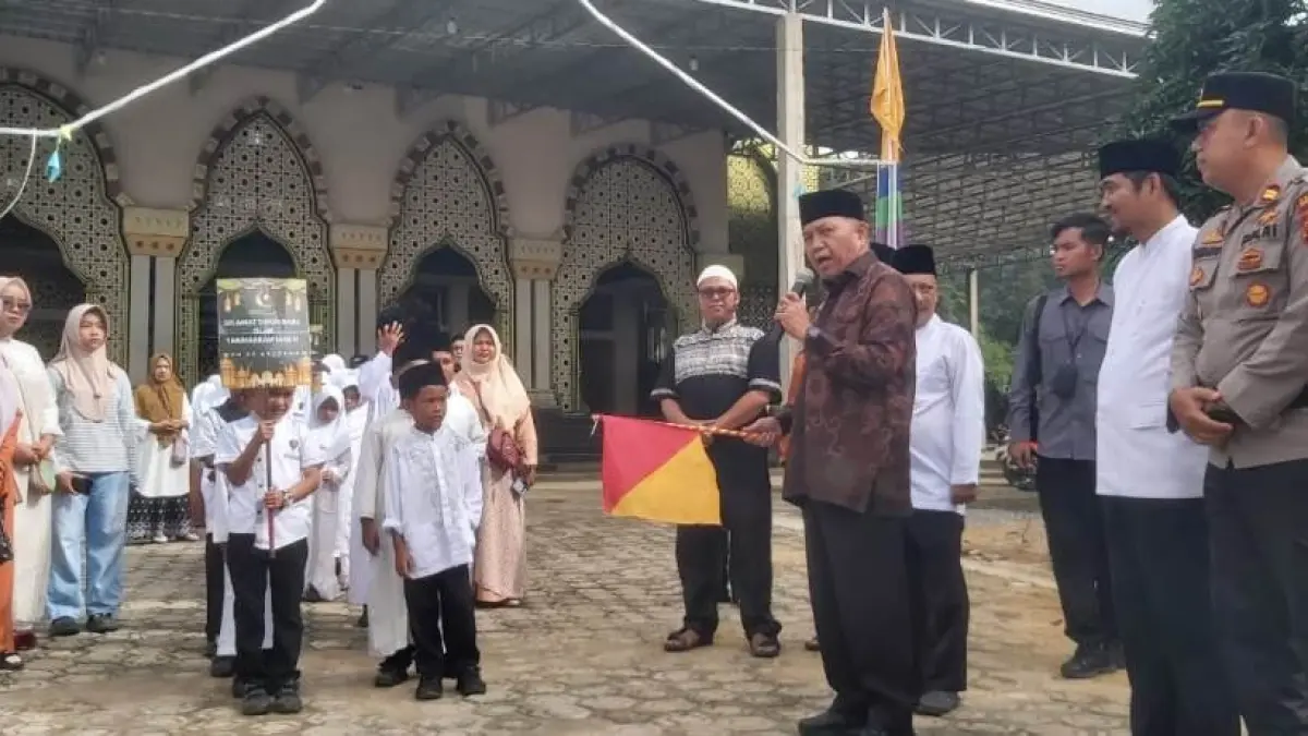 Wabup Juli Suryadi saat melepas peserta pawai takruf di Halaman Masjid Besar Nurul Hidayah, Anjongan
