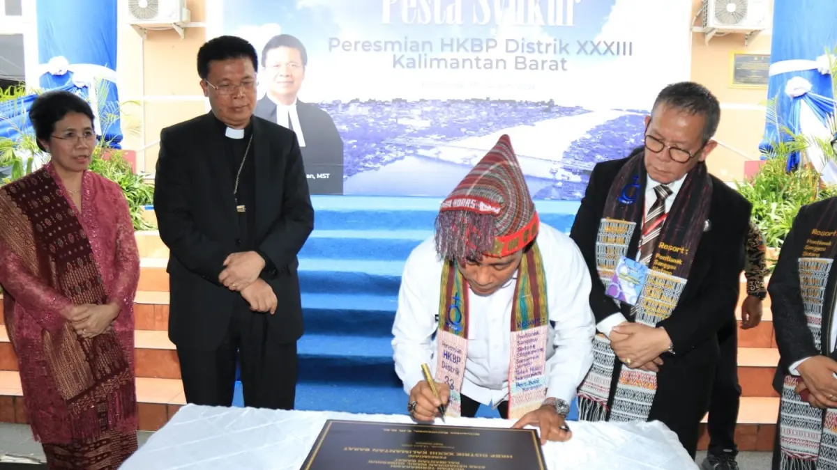 Wakil Gubernur Kalimantan Barat, Krisantus Kurniawan menandatangani prasasti saat peresmian HKBP Distrik XXXIII Kalimantan Barat (Distrik 33) di Gereja HKBP Pontianak.