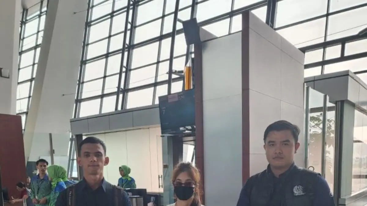 Warga negara asing (WNA) asal Taiwan berinisial HCH dideportasi ke negara asalnya melalui Bandara Internasional Soekarno-Hatta setelah terbukti melanggar aturan keimigrasian berupa overstay lebih dari 60 hari. (ANTARA/Ho-Humas)