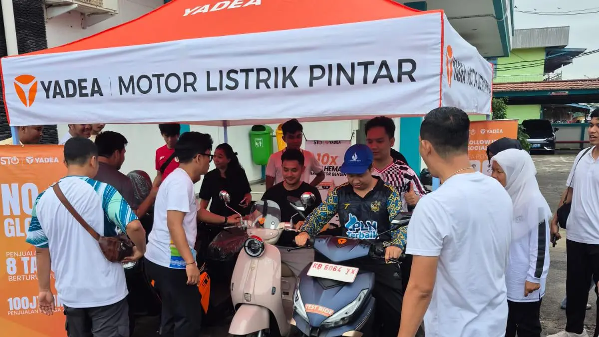 Antusiasme peserta terlihat saat mencoba mengendarai motor listrik di Kantor PLN UP3 Mempawah. Kegiatan yang didukung Yadea ini turut menghadirkan sesi pengenalan produk, test ride, serta informasi pemanfaatan kendaraan listrik yang lebih ramah lingkungan.