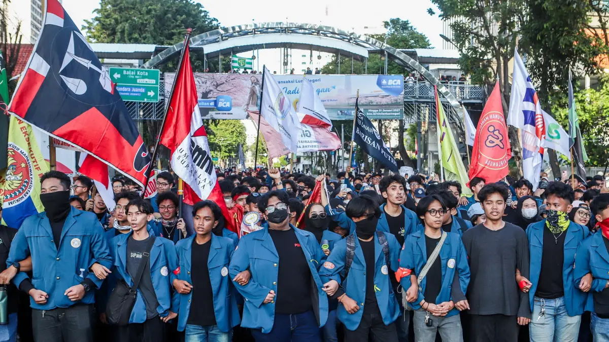 Ribuan mahasiswa dari berbagai Universitas melakukan unjuk rasa di depan Gedung Negara Grahadi, Surabaya, kemarin (17/6). Dalam aksinya mereka menuntut penghentian program Makan Bergizi Gratis dan Koperasi Desa Merah Putih. Mereka juga menyuarakan pencabutan Undang-undang Polri dan Undang-undang TNI yang menjadi tuntutan paling utama RIANA SETIAWAN/ JAWA POS