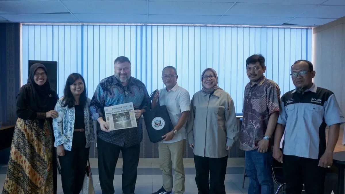 KUNJUNGAN KEDUBES AS: Press Attaché Kedutaan Besar Amerika Serikat, Jamie W. Ravetz, bersama Press & Media Specialist Kedutaan Besar Amerika Serikat, Theresia Andriani, berfoto bersama jajaran manajemen dan redaksi Pontianak Post usai melakukan kunjungan dan diskusi mengenai perkembangan media, komunikasi publik, serta dinamika informasi di Kalimantan Barat, Rabu (17/6). (FOTO: WILDAN/PONTIANAK POST)