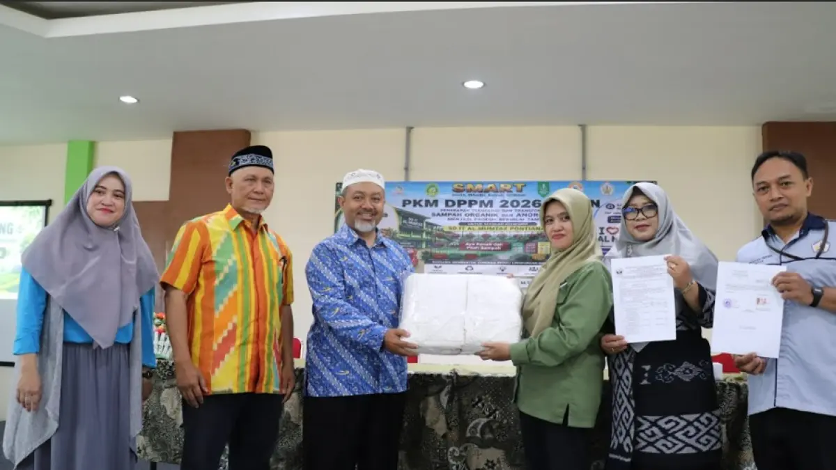 TANDA TANGAN KERJA SAMA – Perwakilan Tim Pengabdian kepada Masyarakat (PKM) Universitas Tanjungpura dan pihak SDIT Al Mumtaz Pontianak menandatangani dokumen kerja sama program pengelolaan sampah berbasis teknologi dan edukasi lingkungan, Selasa (9/6/2026). Kolaborasi ini mendukung penguatan budaya sekolah hijau serta peningkatan status Adiwiyata menuju Adiwiyata Mandiri.