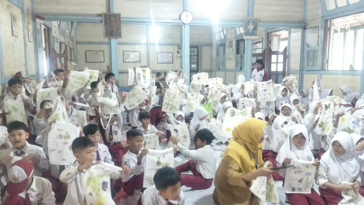 PELATIHAN ECOPRINTING – Siswa SDN 14 Pontianak mengikuti praktik pembuatan kain ecoprint menggunakan daun dan bahan alami dalam kegiatan Pengabdian kepada Masyarakat Universitas Tanjungpura. Pelatihan ini mengajarkan pemanfaatan sumber daya ramah lingkungan sekaligus mengembangkan kreativitas peserta didik melalui produk bernilai guna.