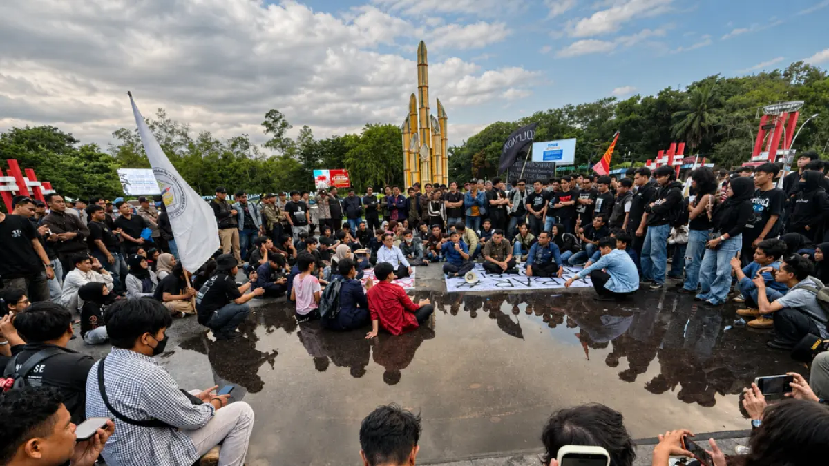DISKUSI - Perwakilan mahasiswa menyampaikan tuntutan kepada DPRD Kalbar dalam forum dialog usai aksi demonstrasi di Bundaran Digulis Untan, Kamis (18/6). Mereka meminta pemerintah menindaklanjuti berbagai persoalan pembangunan dan kesejahteraan rakyat. (MEIDY KHADAFI/PONTIANAK POST)