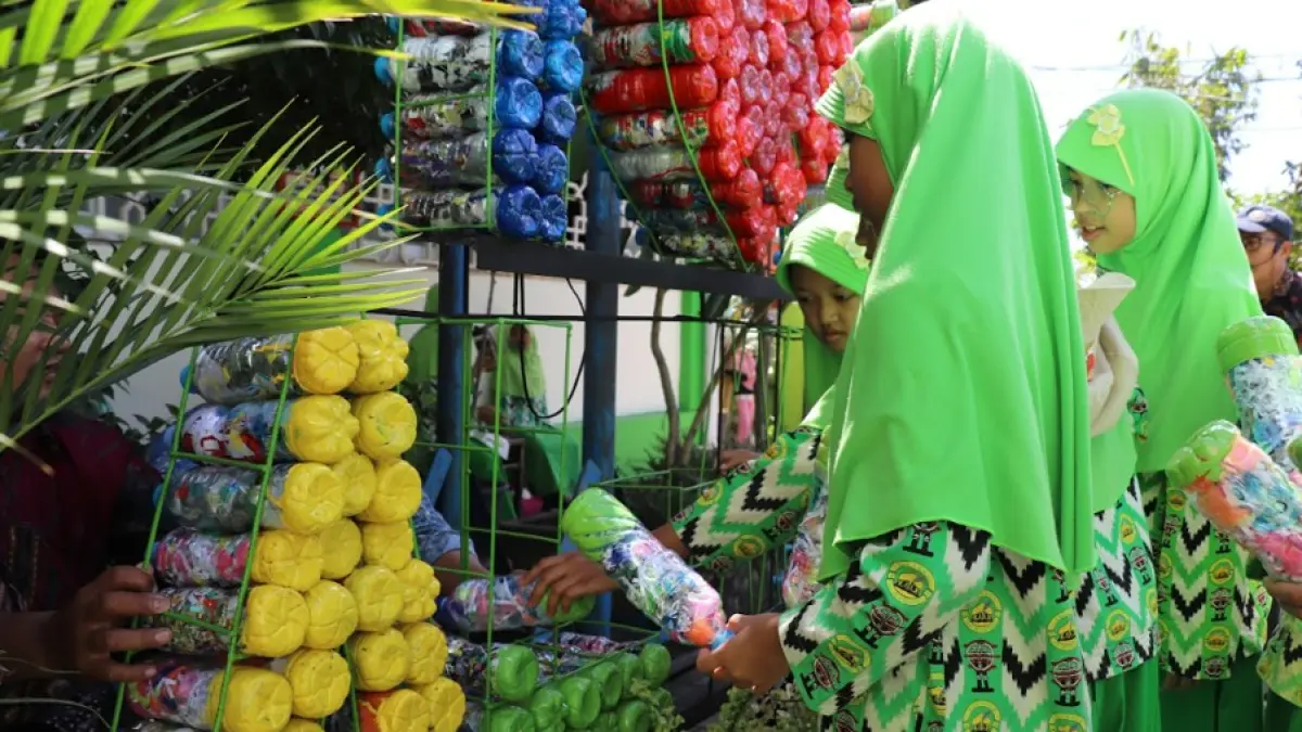 PENGOLAHAN SAMPAH ANORGANIK – Siswa SDIT Al Mumtaz Pontianak mengikuti praktik pembuatan ecobrick dari botol plastik bekas dalam kegiatan Pengabdian kepada Masyarakat Universitas Tanjungpura, Selasa (9/6/2026). Melalui program ini, sampah anorganik diolah menjadi produk yang lebih bermanfaat sekaligus menumbuhkan kesadaran pengelolaan sampah sejak usia dini.