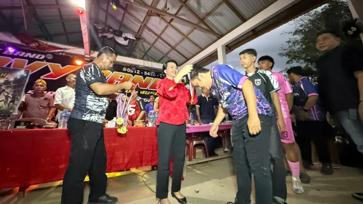 Bupati Landak dr. Karolin Margret Natasa mengalungkan medali kepada pemenang Senakin Roah Cup 2026 di Desa Senakin, Kecamatan Sengah Temila, Kabupaten Landak, Sabtu (13/6). (HUMAS PEMKAB LANDAK)