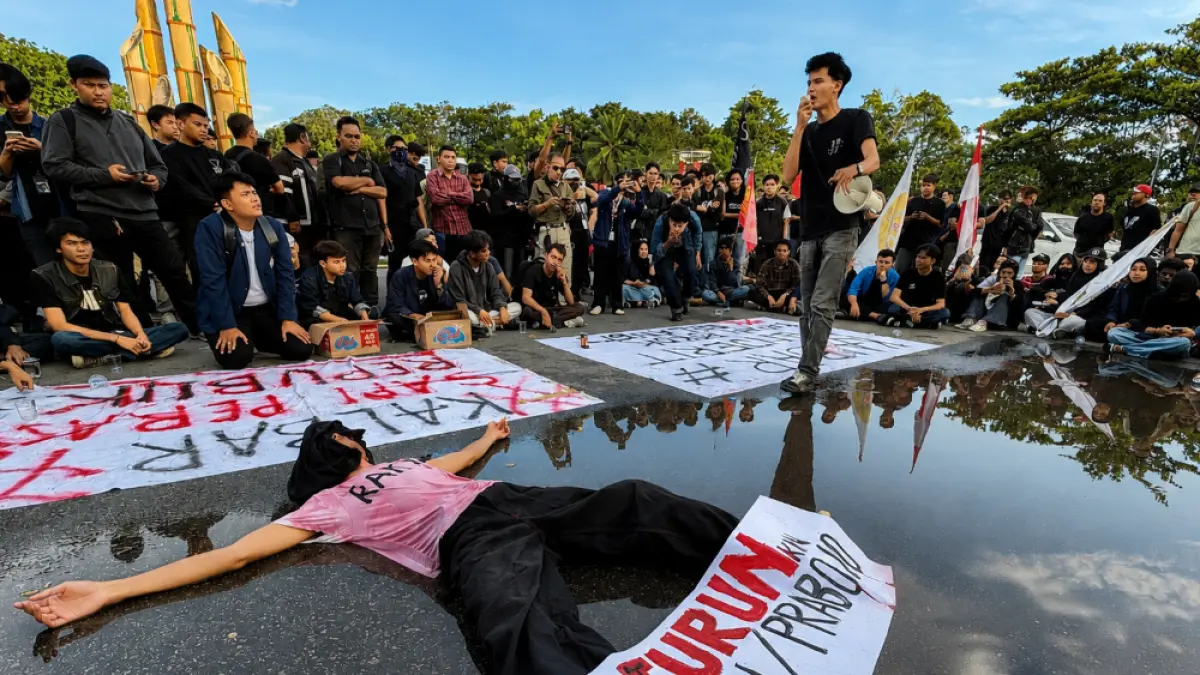 AKSI TEATRIKAL: Mahasiswa menampilkan aksi teatrikal saat unjuk rasa di Bundaran Tugu Digulis, Pontianak, Kamis (18/6). Teatrikal tersebut menggambarkan kritik terhadap berbagai persoalan yang dinilai masih dihadapi masyarakat, termasuk isu ekonomi, pendidikan, agraria, serta tata kelola pemerintahan. (MEIDY KHADAFI/PONTIANAK POST)