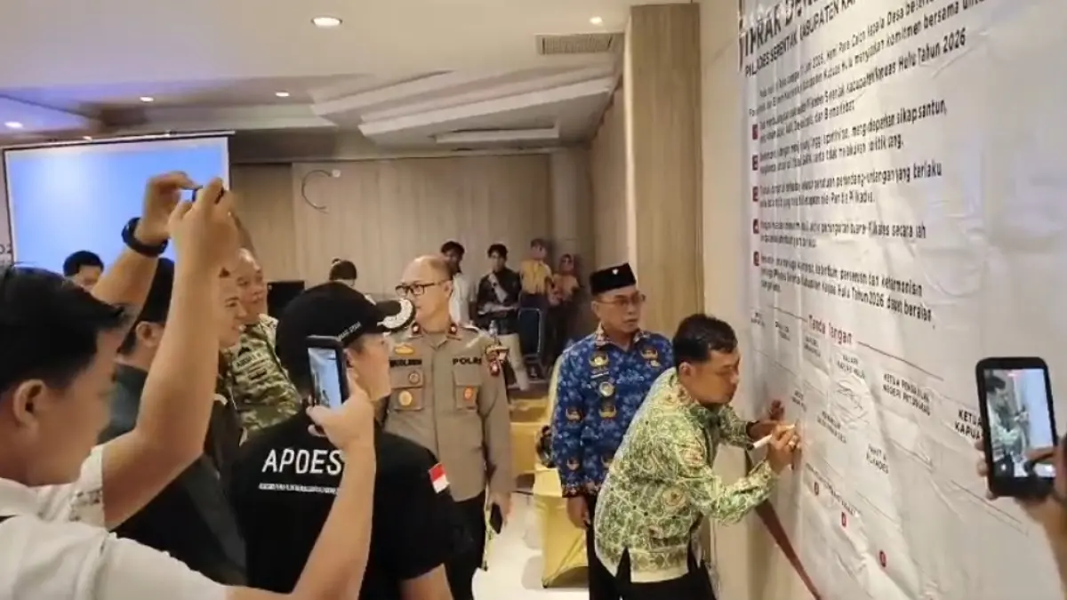 DEKLARASI : Penandatanganan deklarasi damai Pilkades Kabupaten Kapuas Hulu.  