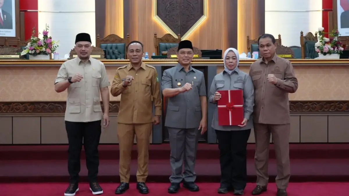 Gubernur Kalbar Ria Norsan menyampaikan penjelasan Raperda Pertanggungjawaban Pelaksanaan APBD Tahun Anggaran 2025 dalam Rapat Paripurna DPRD Kalbar di Aula Balairungsari. (ADPIM PROV KALBAR)