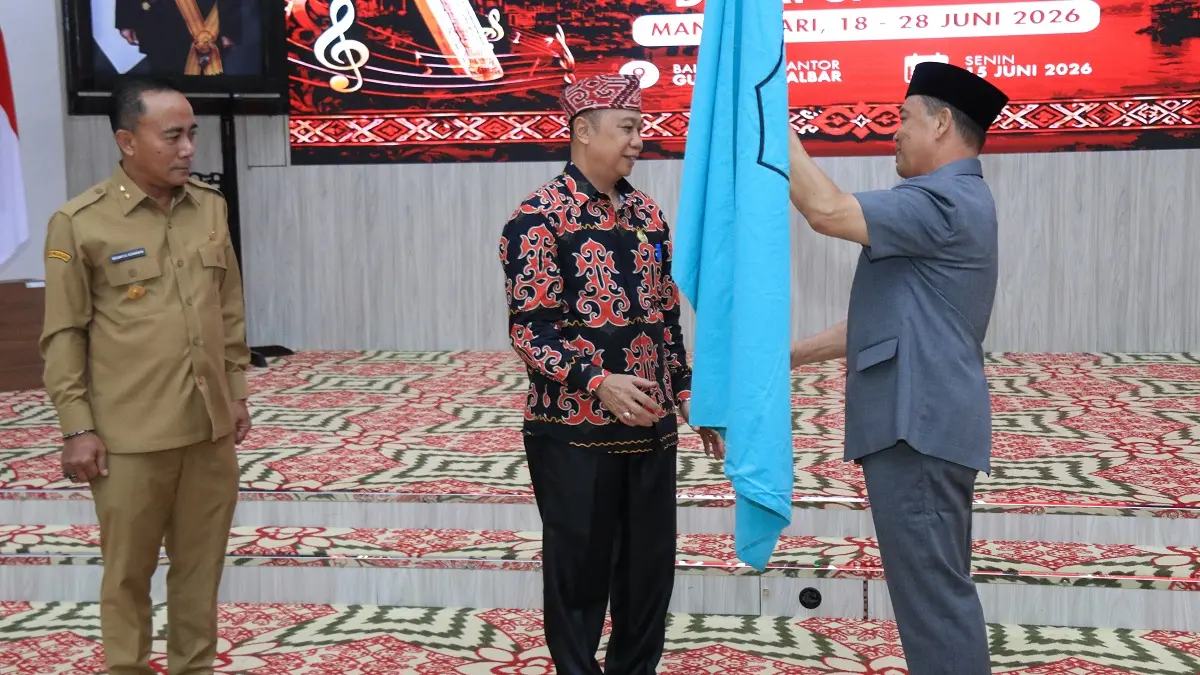 Gubernur Kalimantan Barat, Ria Norsan, melepas 206 anggota kontingen Kalbar yang akan mengikuti Pesparawi Nasional XIV di Manokwari, Papua Barat. (ISTIMEWA)