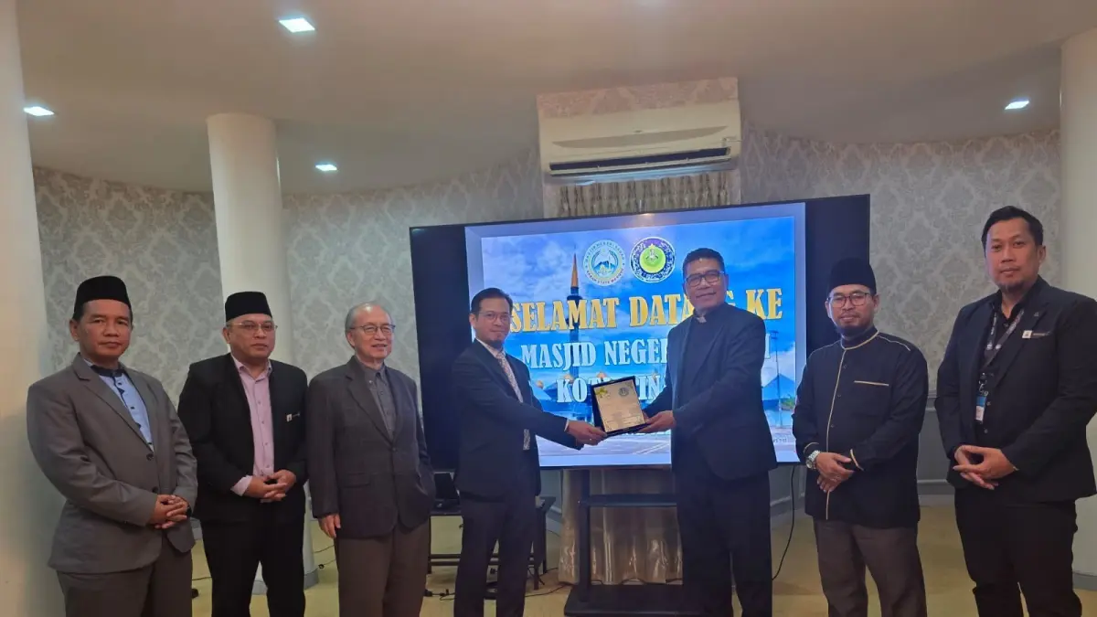 TUKAR CINDERAMATA – Staf Dikasteri Dialog Antaragama Takhta Suci Vatikan, Pater Markus Solo Kewuta SVD (kanan), bertukar cinderamata dengan perwakilan Masjid Negeri Sabah usai dialog dan silaturahmi di Kota Kinabalu, Malaysia, Rabu (17/6). Pertemuan tersebut menegaskan semangat persaudaraan, toleransi, dan kerja sama lintas agama antara komunitas Indonesia dan Malaysia.