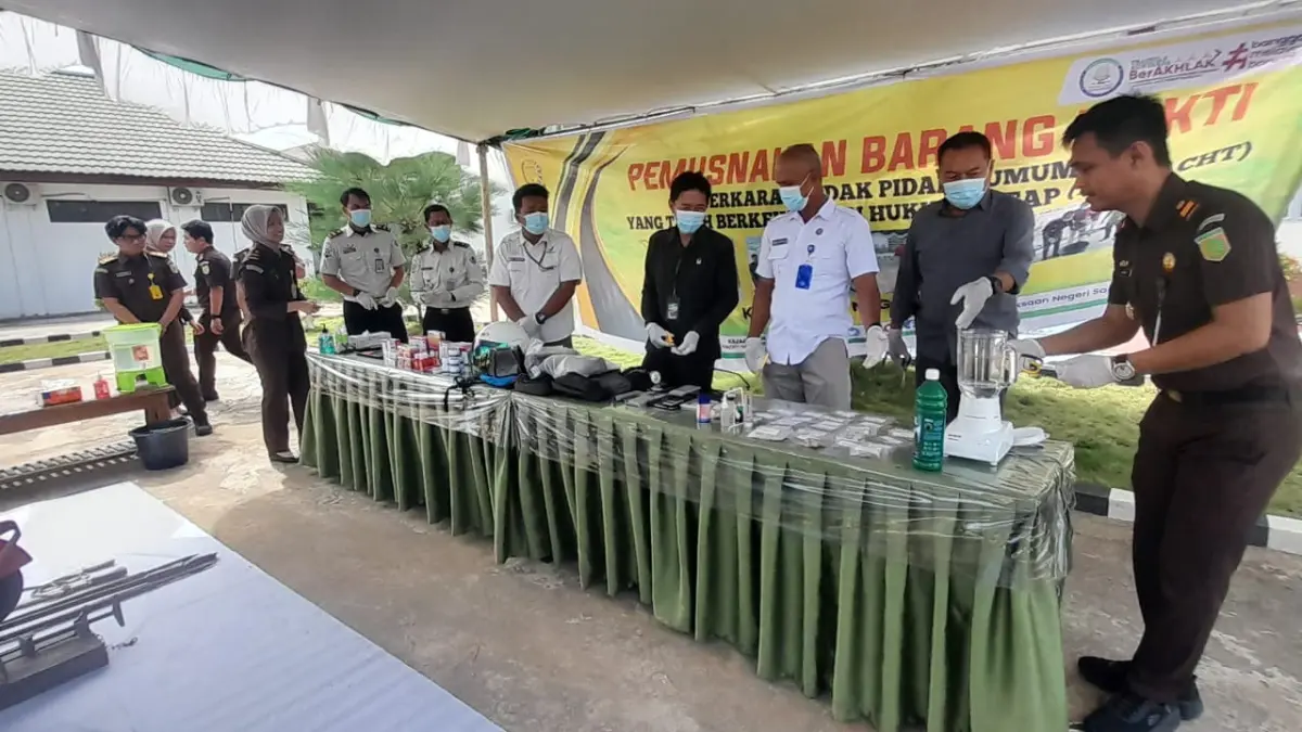 Kegiatan pemusnahan BB di Kejari Sambas.