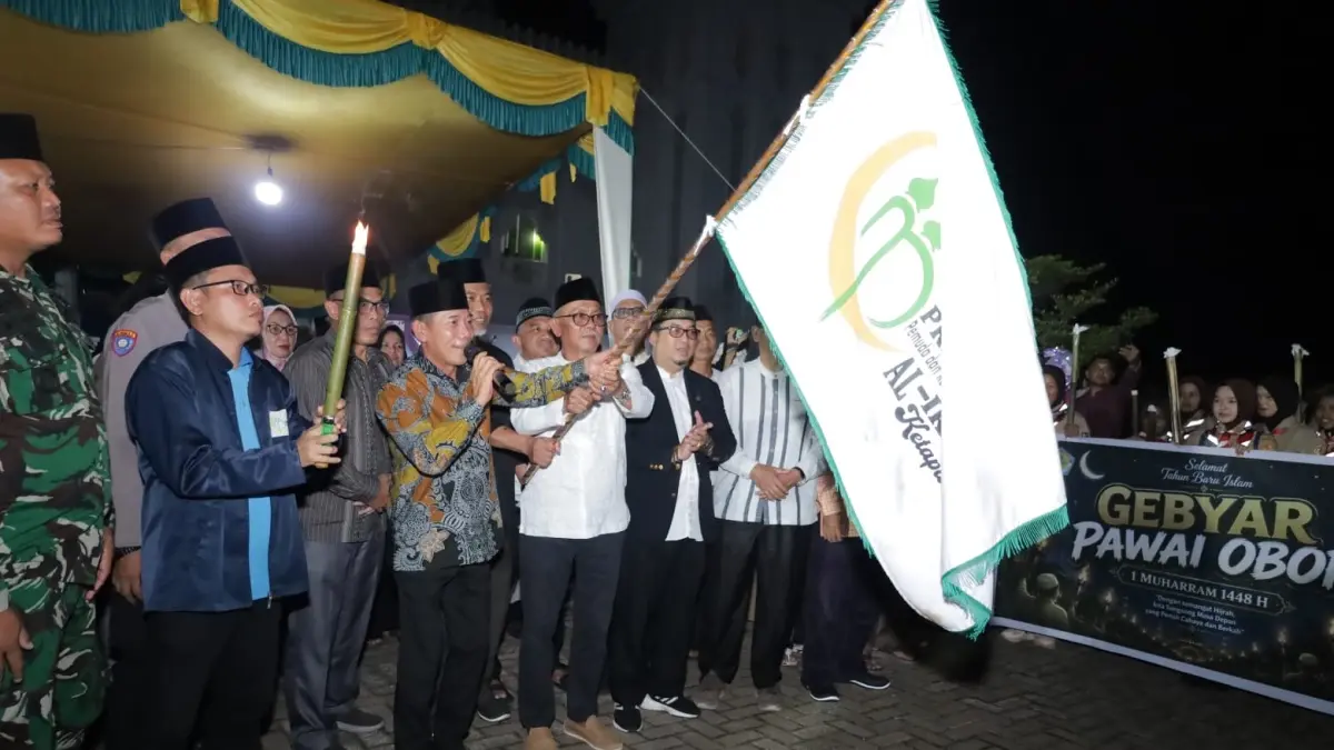 PAWAI: Wabup Ketapang, Jamhuri Amir, melepas peserta pawai obor di halaman Masjid Agung Al-Ikhlas Ketapang, Senin (15/6) malam.(IST)