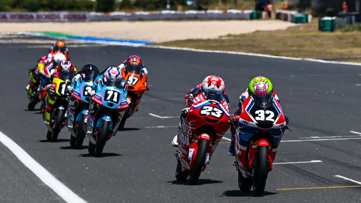 Pembalap Binaan AHM, Ramadhipa saat balapan di Moto3 Junior