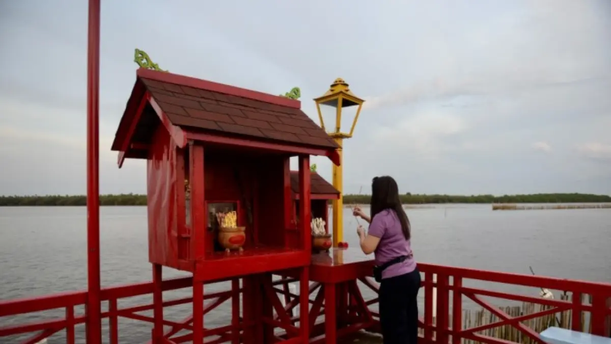 Pengunjung Kelenteng Dharma Bakti Xiao Yi Shen Tang saat melakukan sembahyang di altar pelataran kelenteng (DOK PONTIANAK POST)