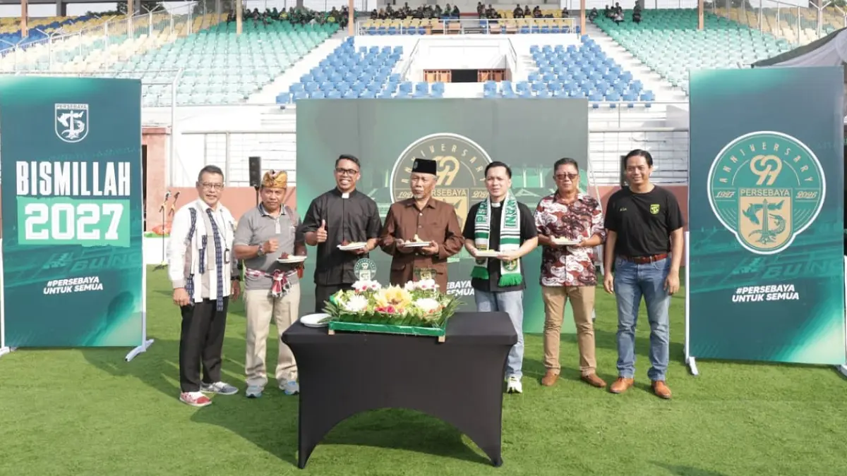 Persebaya Surabaya saat rayakanhari jadinya yang ke-99 dengan pemotongan tumpeng, Kamis, (18/06/2026)