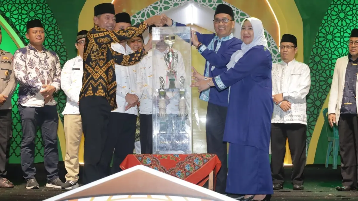 PIALA : Wabup Ketapang, Jamhuri Amir, menyerahkan piala kepada Kafilah Delta Pawan yang berhasil menjadi juara umum, Selasa (16/6).(IST)