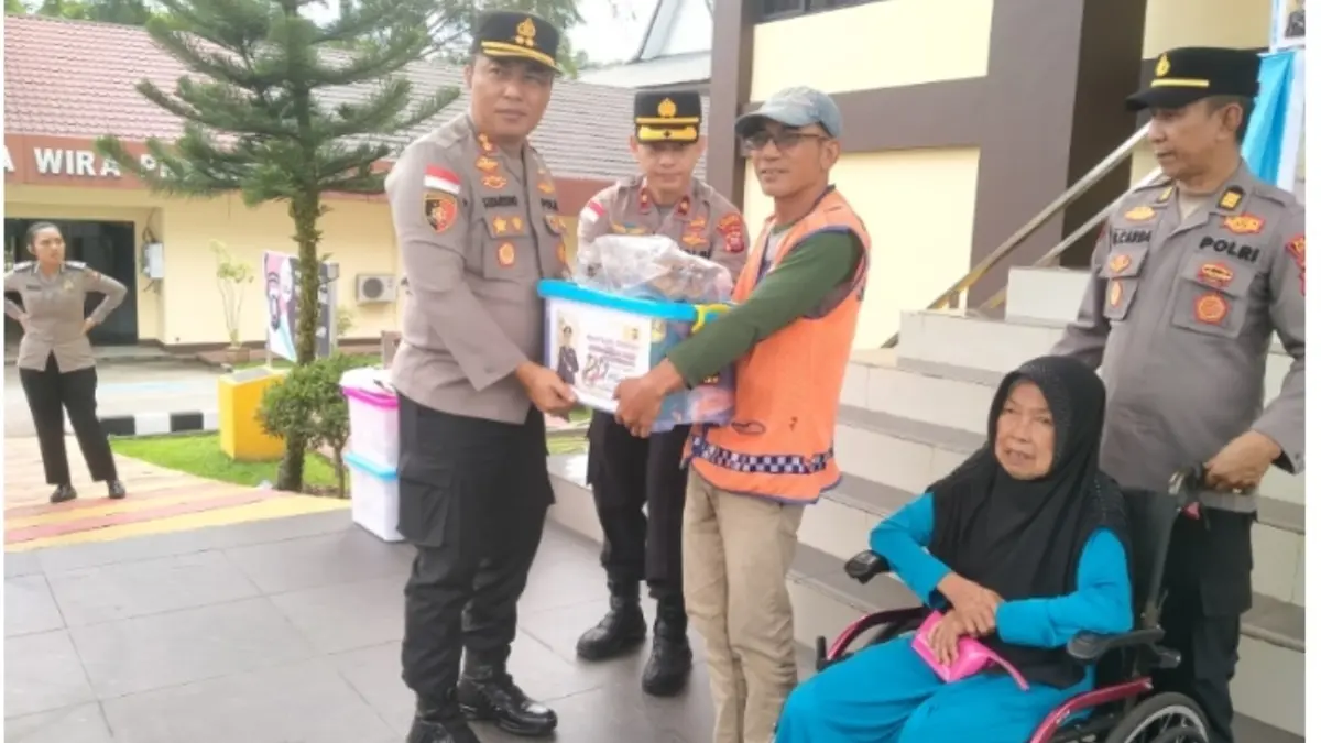 Polres Sanggau menyalurkan bansos kepada purnawariwan dan masyarakat tidak mampu pada Kamis (18/6). (ISTIMEWA)