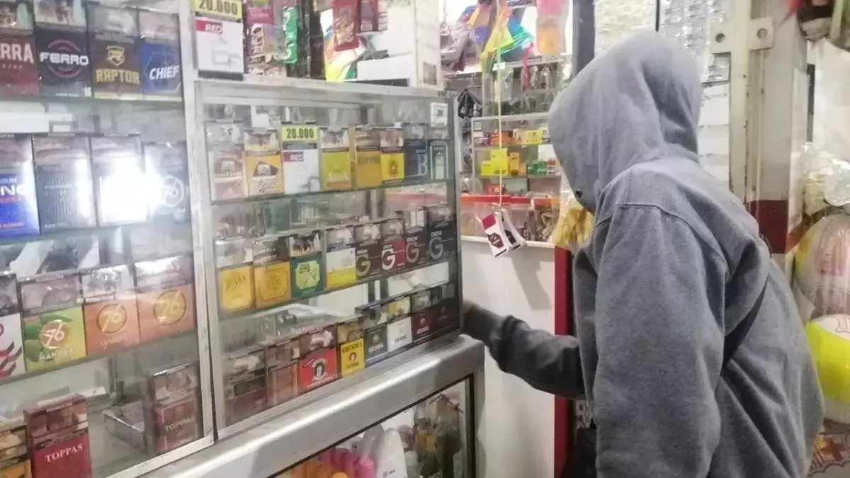 Rokok masih menjadi incaran warga, dengan berbagai macam merk yang diedarkan. (RADAR JEMBER)