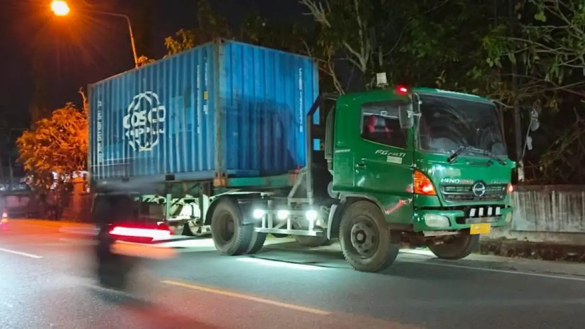 Salah satu tronton parkir di depan Masjid Al Furqon