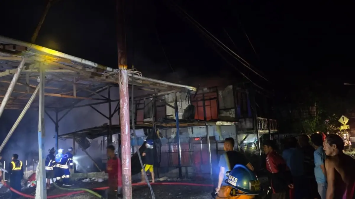 Satu bangunan rumah di Dusun Sebambang, Desa Sebayan, dilalap si jago merah tengah malam. (ISTIMEWA)