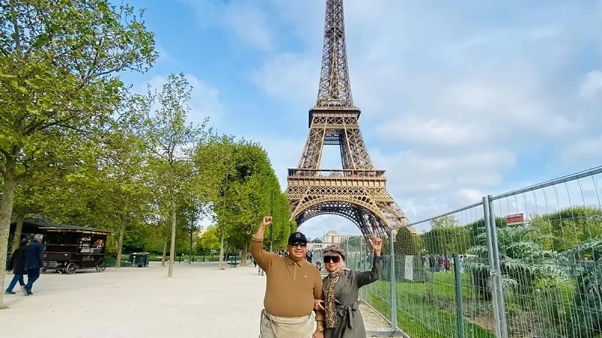 Syafaruddin Daeng Usman dan istri dengan latar Menara Eiffel di Paris