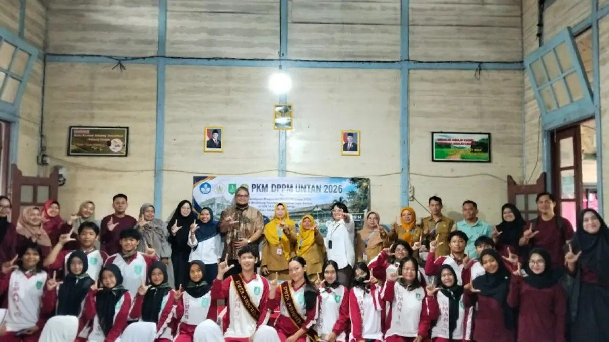 FOTO BERSAMA – Tim Pengabdian kepada Masyarakat Universitas Tanjungpura berfoto bersama guru dan siswa SDN 14 Pontianak usai kegiatan pemberdayaan masyarakat berbasis IPTEK untuk mendukung pelestarian bangunan cagar budaya dan penguatan program Adiwiyata berkelanjutan. Kegiatan ini bertujuan menumbuhkan kepedulian lingkungan sekaligus kesadaran menjaga warisan sejarah daerah.