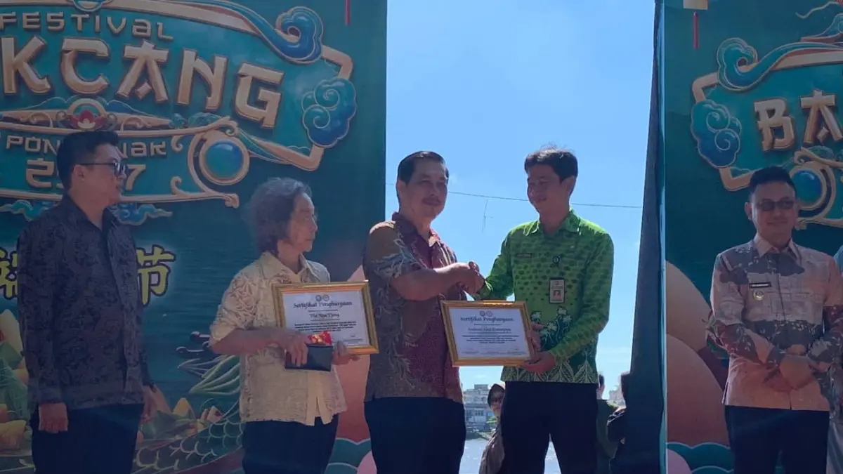 Kepala UPT Museum Negeri Provinsi Kalimantan Barat menyerahkan piagam penghargaan atas pemecahan rekor pembagian 1.000 bakcang di Kota Pontianak dalam Festival Bakcang yang digelar di Alun-Alun Kota Pontianak. Penyerahan piagam tersebut disaksikan Wali Kota Pontianak, tokoh masyarakat, serta masyarakat yang hadir.