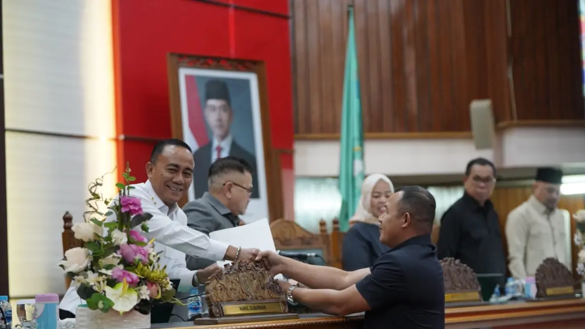 Wakil Gubernur Kalimantan Barat Krisatus Kurniawan menghadiri Rapat Paripurna DPRD Provinsi Kalbar dengan agenda penyampaian pemandangan umum fraksi-fraksi terhadap Raperda tentang Pertanggungjawaban Pelaksanaan APBD Tahun Anggaran 2025. (Adpim Pemprov Kalbar)