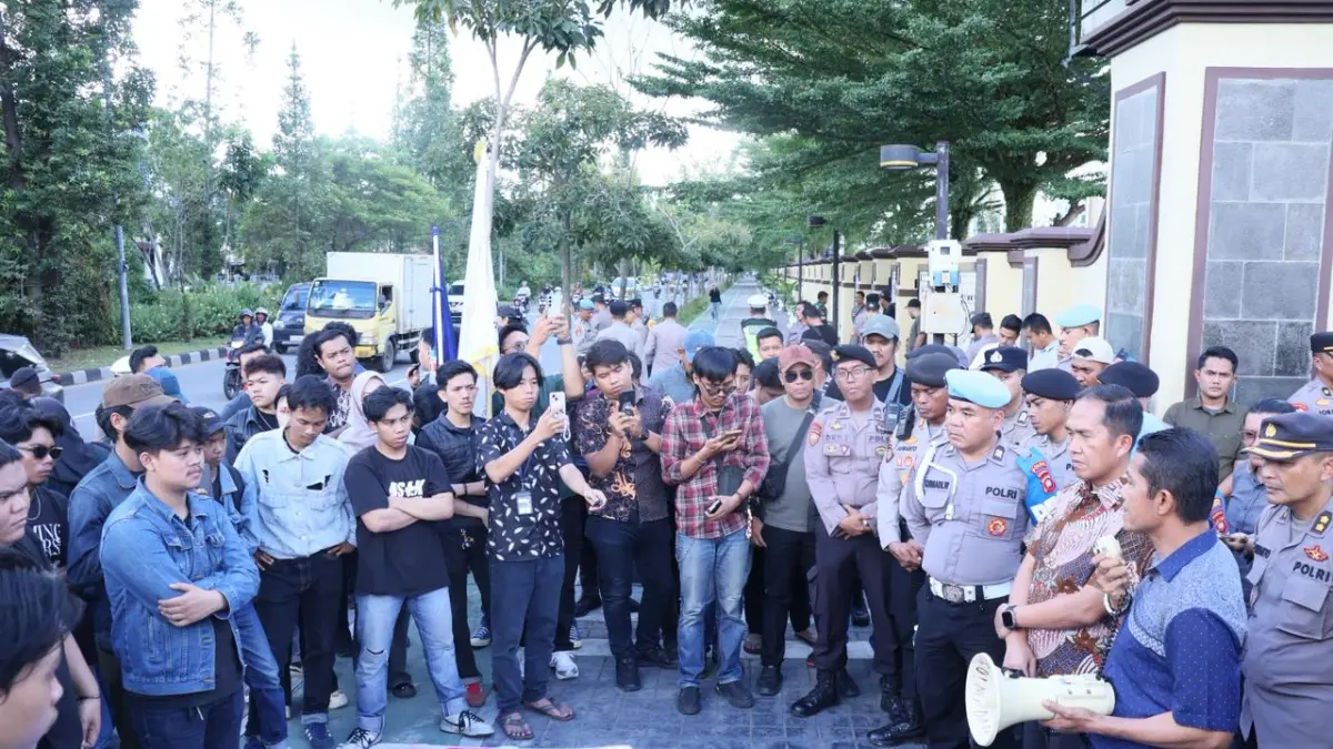 Mahasiswa menyampaikan orasi saat aksi mengenang Syafarudin di depan Mapolda Kalbar, Jumat (19/6). Aksi tersebut digelar untuk memperingati 26 tahun kematian mahasiswa Politeknik Negeri Pontianak yang tewas dalam demonstrasi 14 Juni 2000 sekaligus menyuarakan tuntutan penuntasan kasusnya.
