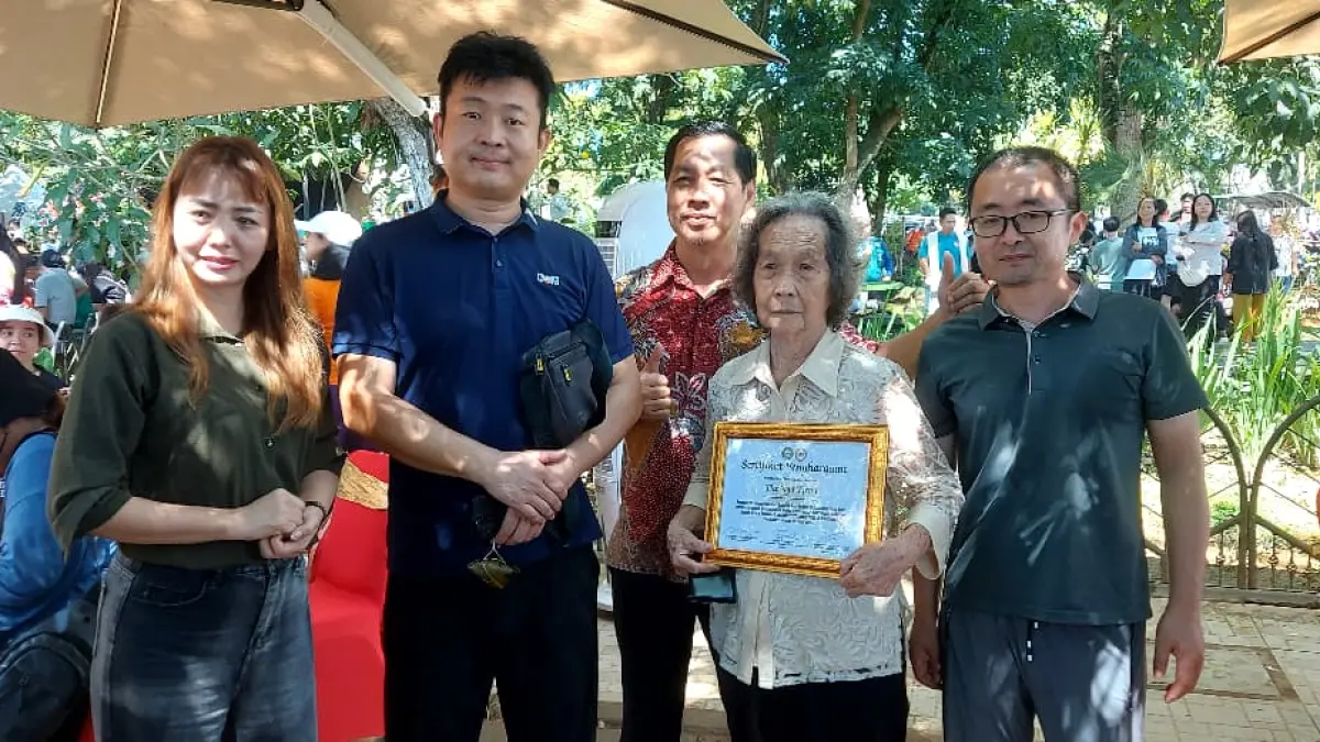 Piagam penghargaan The Ngak Tjeng atas kontribusinya dalam pelestarian tradisi bakcang di Kota Pontianak. Penyerahan dilakukan di Alun-Alun Kota Pontianak dan disaksikan oleh Wali Kota Pontianak, tokoh masyarakat, serta para tamu undangan yang hadir.