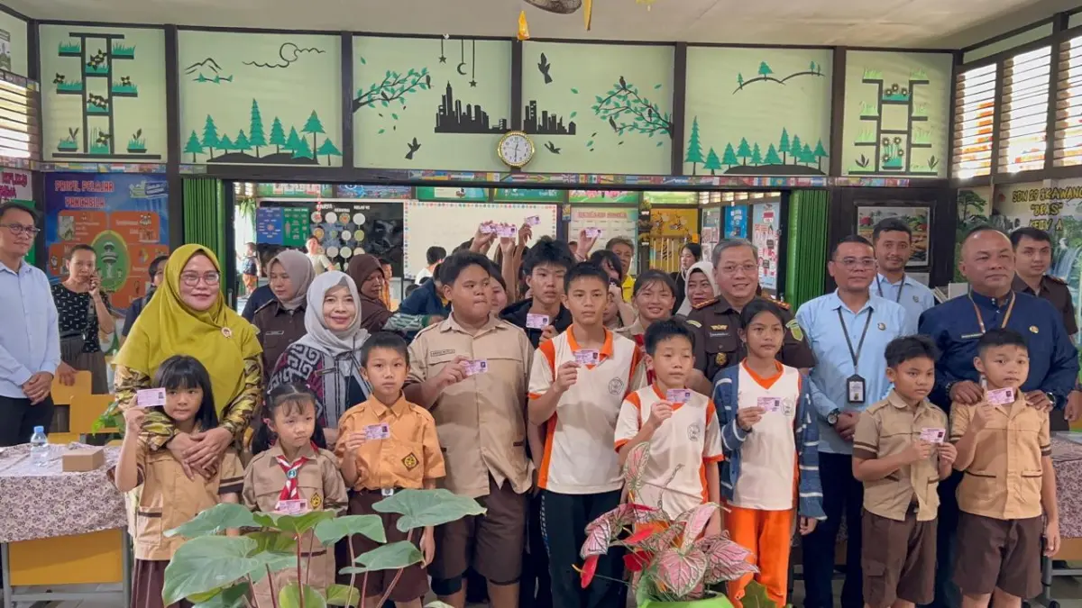 Kejaksaan Negeri Singkawang melalui Jaksa Pengacara Negara (JPN) memberikan pendampingan hukum dalam aksi nyata pemenuhan hak administrasi kependudukan anak. Langkah ini diwujudkan melalui acara penyerahan Kartu Identitas Anak (KIA) kepada siswa-siswi Sekolah Dasar (SD) Negeri 29 Singkawang pada Kamis, 18 Juni 2026.
