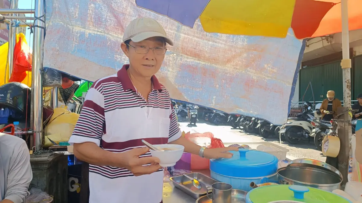 Aseng penjual Bubur Tahu sejak tahun 1990 di Pasar Flamboyan.