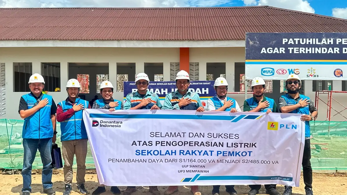 PLN UP3 Mempawah bersama Koordinator MEP Proyek Sekolah Rakyat Kalimantan Barat, Suyitno, foto bersama setelah proses energize penambahan daya listrik Sekolah Rakyat Kota Pontianak berhasil dilaksanakan. Langkah ini menjadi wujud dukungan PLN terhadap kelancaran pembangunan dan operasional sektor pendidikan di Kalimantan Barat.