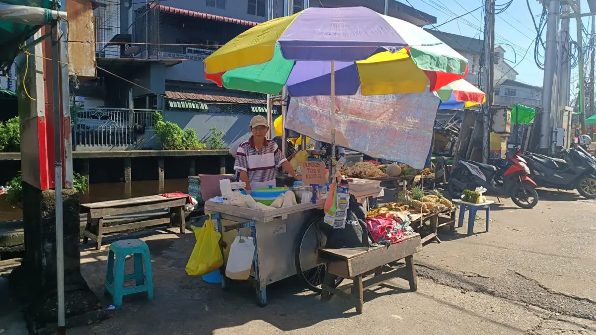 Bubur Tahu Aseng sudah ada sejak Pasar Flamboyan di bangun pada tahun 1990-an.