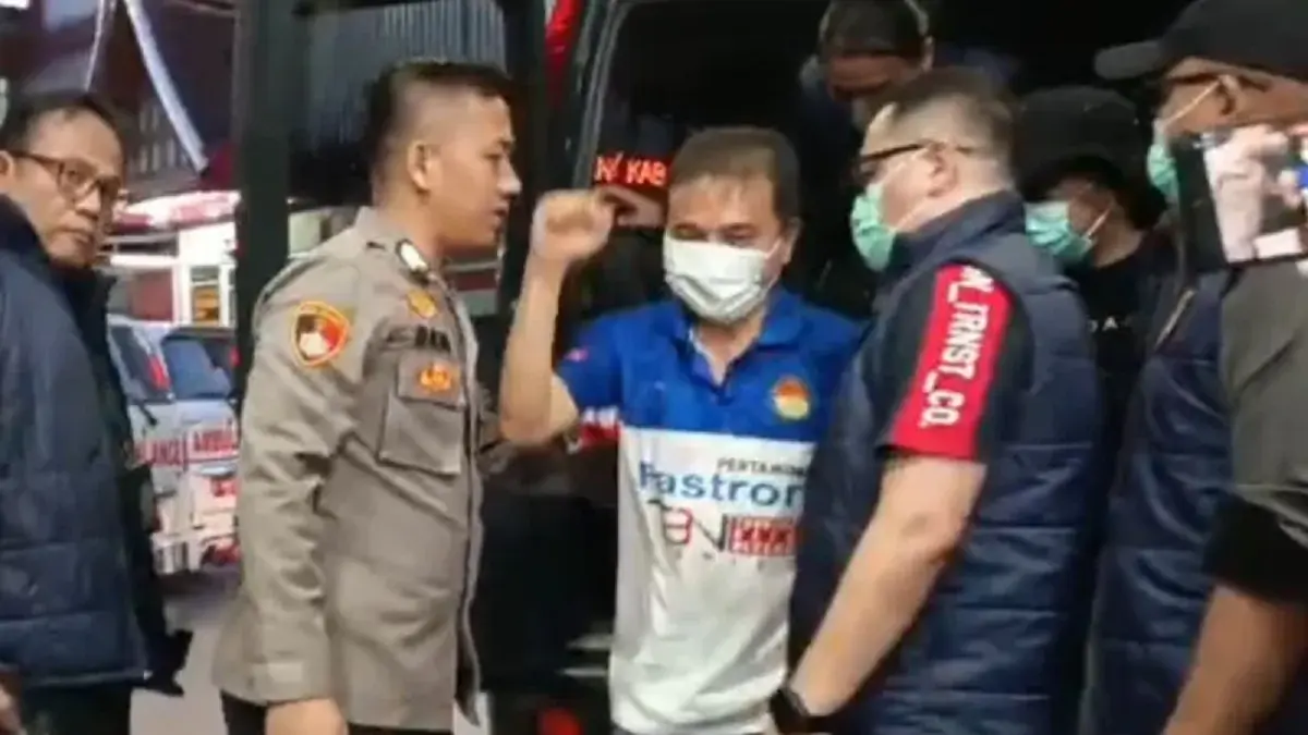 Tersangka kasus dugaan fitnah dan pencemaran nama baik soal keaslian ijazah Presiden ke-7 RI Joko Widodo (Jokowi), Roy Suryo dan Tifauzia Tyassuma atau dokter Tifa menjalani pemeriksaan kesehatan di Rumah Sakit (RS) Polri Kramat Jati, Jakarta Timur, Jumat (19/6/2026). (ANTARA)