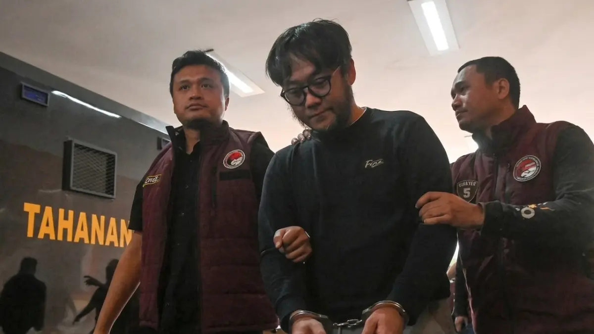 DITANGKAP: Tersangka bandar narkoba kelas kakap Frans Antono diborgol saat tiba di Bareskrim Polri, Jakarta (19/6/2026).   (ANTARA FOTO/SULHONY HASANUDDIN)