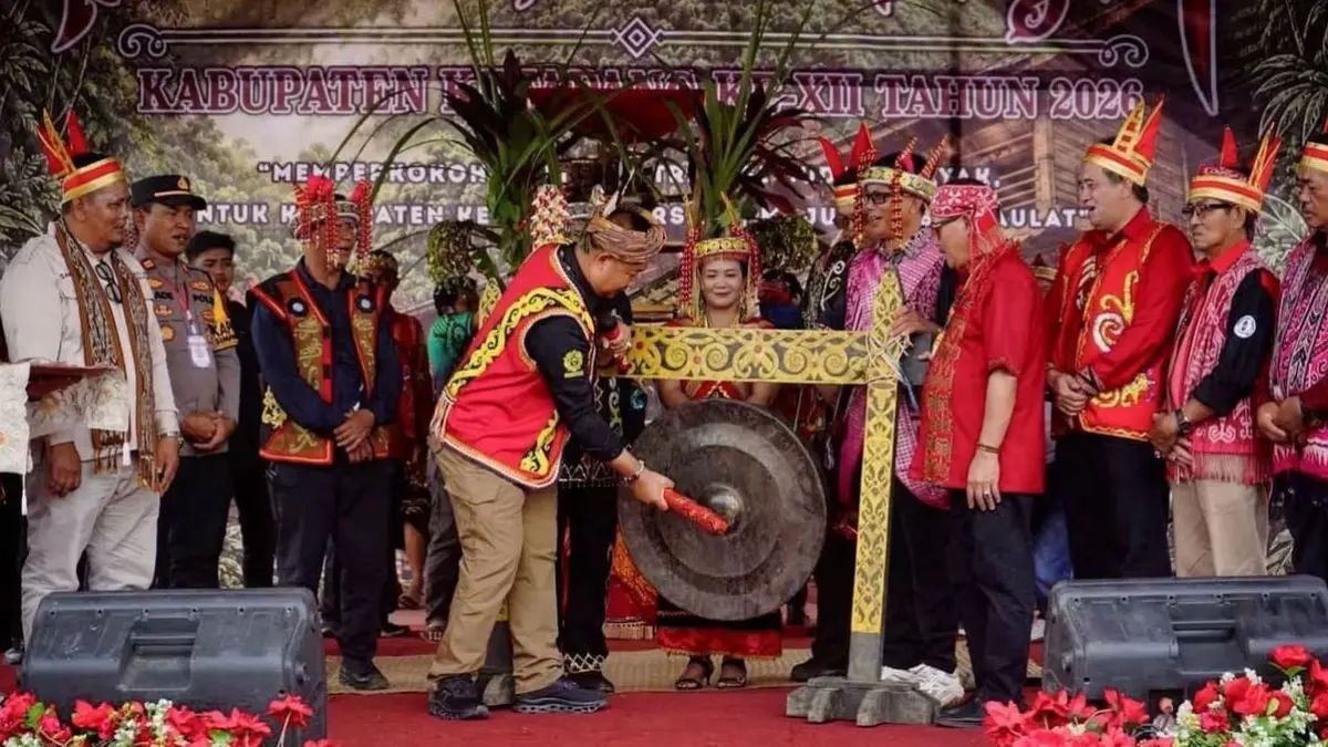 GAWAI : Bupati Ketapang, Alexander Wilyo, memukul gong sebagai tanda dimulainya PGD XII DAD Ketapang, Selasa (16/6).(IST)