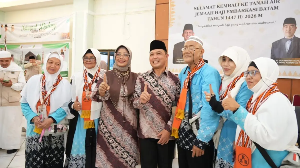 Gubernur Kalbar Ria Norsan didampingi Ketua Tim Penggerak PKK Provinsi Kalbar yang juga Bupati Mempawah, Erlina Ria Norsan, menyambut kepulangan para jemaah haji di Batam setelah menunaikan rangkaian ibadah haji di Tanah Suci.