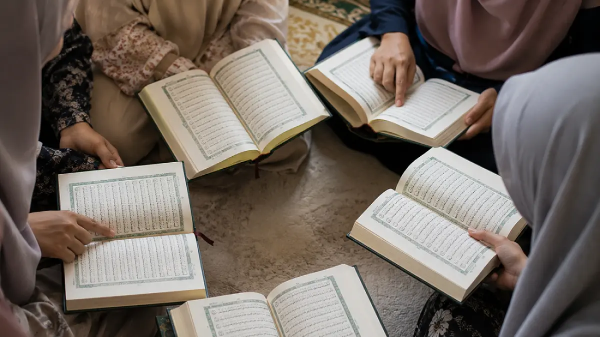 Ilustrasi sejumlah muslimah sedang mengkaji alquran 