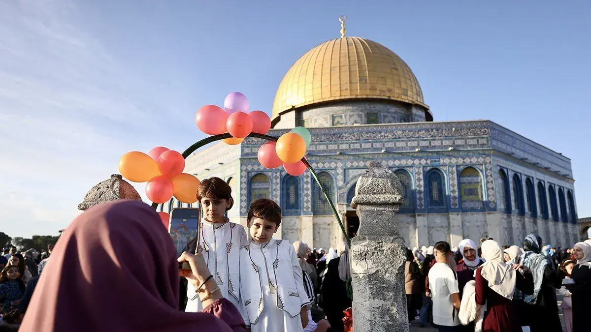 Ilustrasi - Seorang ibu memotret anaknya saat merayakan Idul Adha di kompleks Masjid Al-Aqsa di Kota Tua Yerusalem, Rabu (27/5/2026). (ANTARA/Xinhua/Jamal Awad/aa)