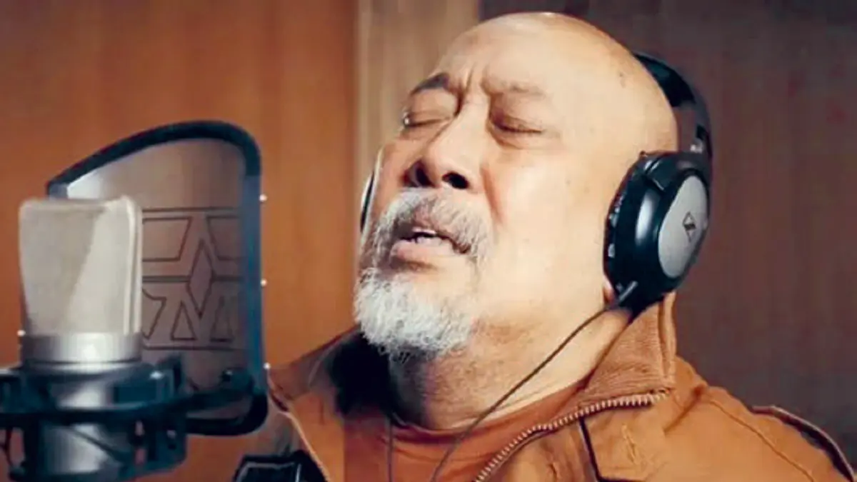 Indro Warkop menyanyikan lirik Dan Aku Rindu yang diaransemen oleh Orkes Nunung CS. (TANGKAPAN LAYAR YOUTUBE FALCON MUSIC ID)